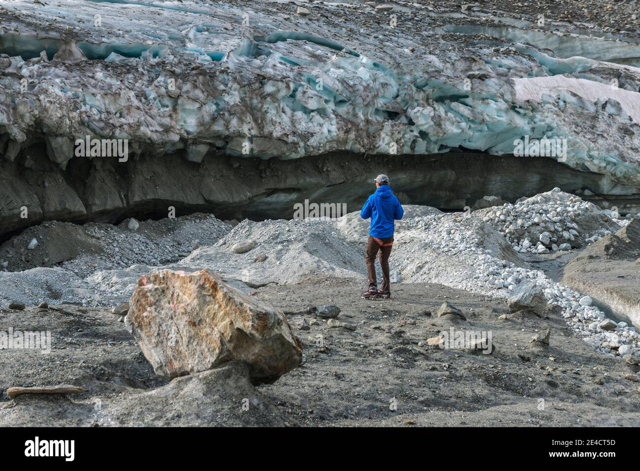 Suisse, Valais, haute route Chamonix Zermatt, grimpeurs à la porte du glacier du glacier d'Otemma par une journée nuageux Banque D'Images