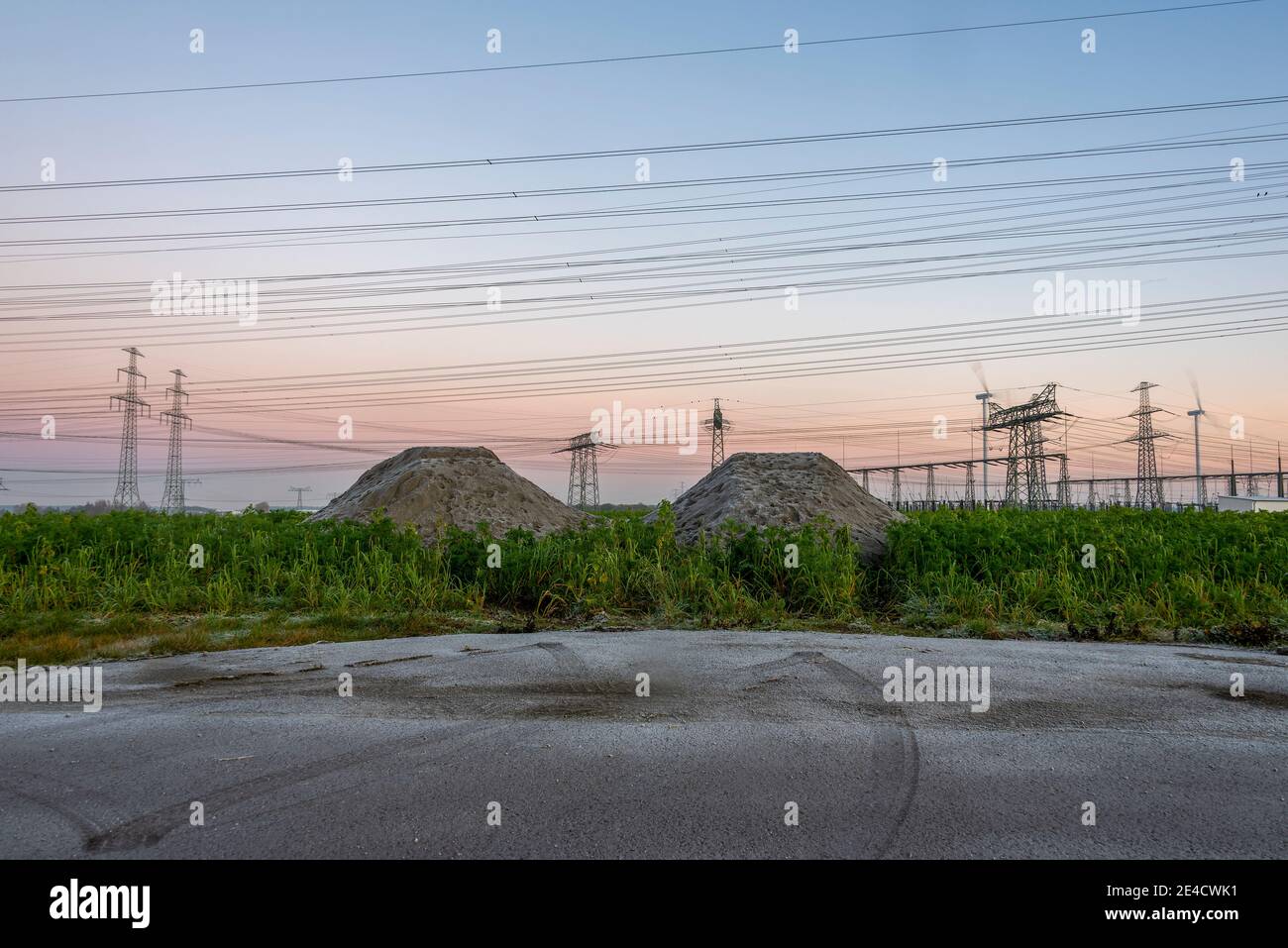 Pylônes à courant lourd, pylônes d'électricité, lignes électriques, sous-station Wolmirstedt, Saxe-Anhalt, Allemagne Banque D'Images