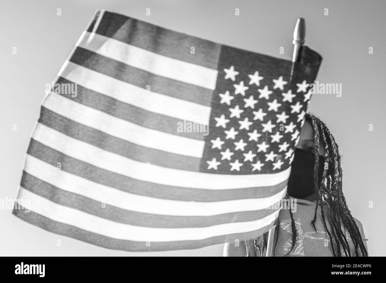 Washington, DC, États-Unis. 22 janvier 2021. WASHINGTON D.C., JANVIER 22 - le champ des drapeaux du National Mall est démonté drapeau par drapeau le 22 janvier 2021 à Washington, DC près de 200,000 drapeaux ont été placés sur l'herbe pour représenter les Américains qui sont morts de Covid-19 et qui ne pouvaient pas être présents à la cérémonie. Photo: Chris Tuite/ImageSPACE crédit: Imagespace/Alamy Live News Banque D'Images