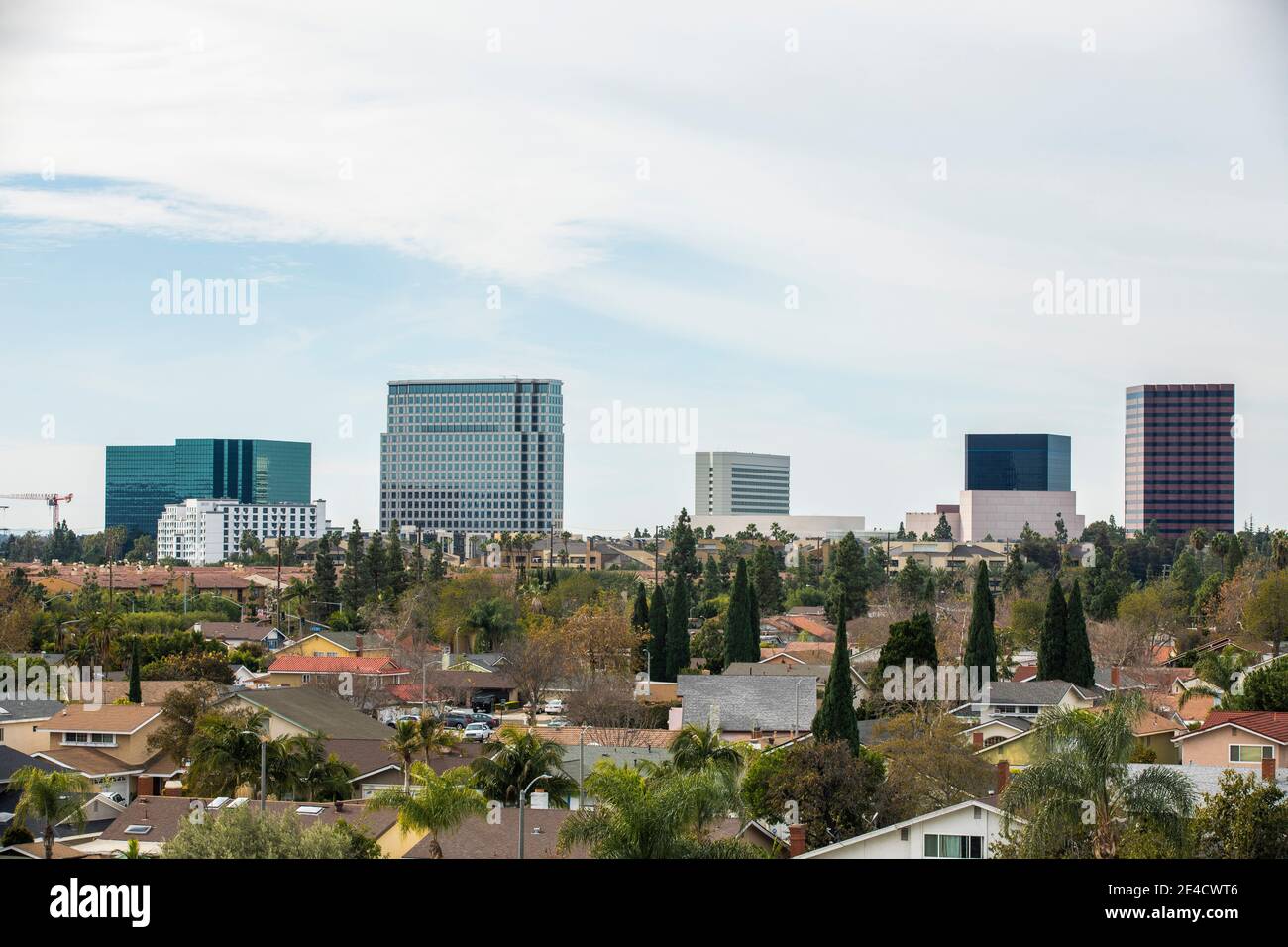 Vue de jour sur la ligne d'horizon du centre-ville de Costa Mesa, Californie, États-Unis. Banque D'Images