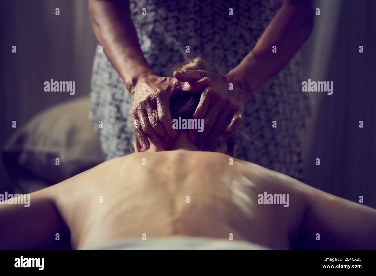 Une femme recevant un massage complet d'huile de corps par un masseuse professionnelle Banque D'Images