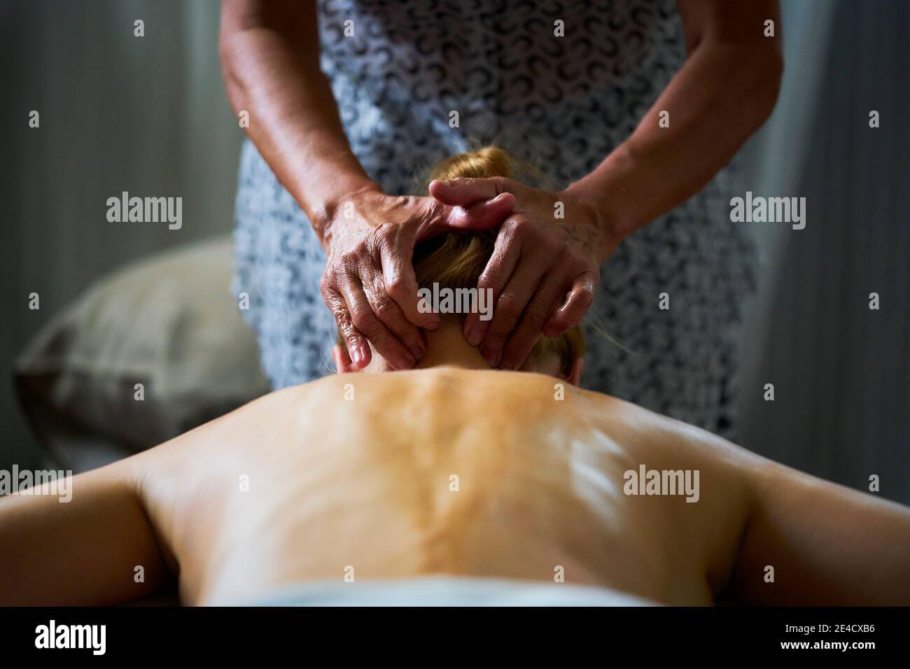 Une dame recevant un massage complet d'huile de corps par un masseuse professionnelle Banque D'Images