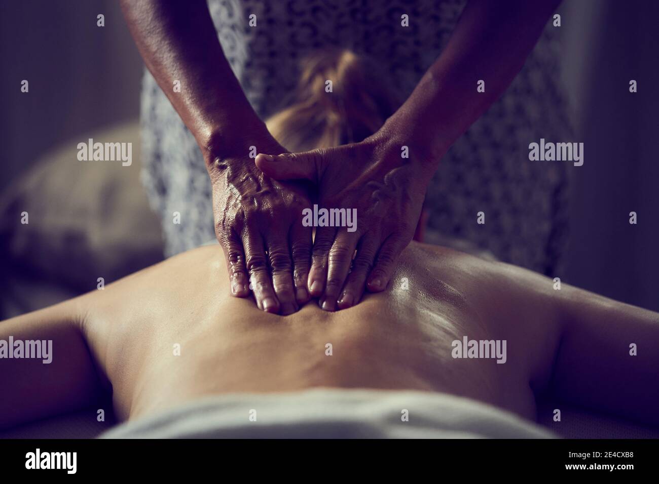 Une masseuse professionnelle donnant à une dame un massage à l'huile. Banque D'Images