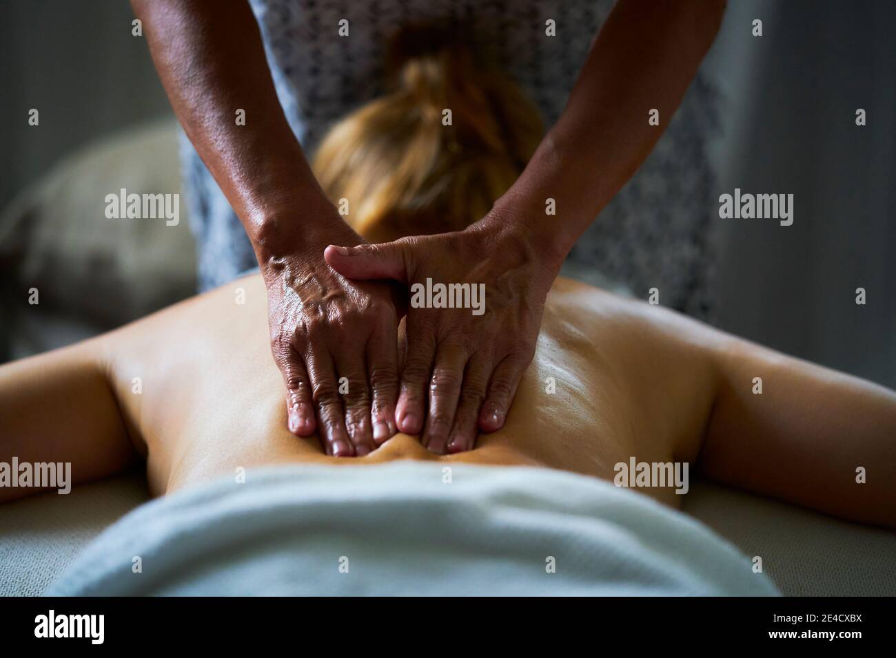 Une masseuse professionnelle donnant à une dame un massage à l'huile. Banque D'Images