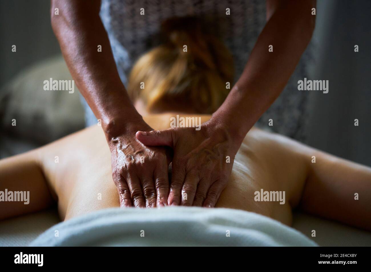 Une masseuse professionnelle donnant à une dame un massage à l'huile. Banque D'Images