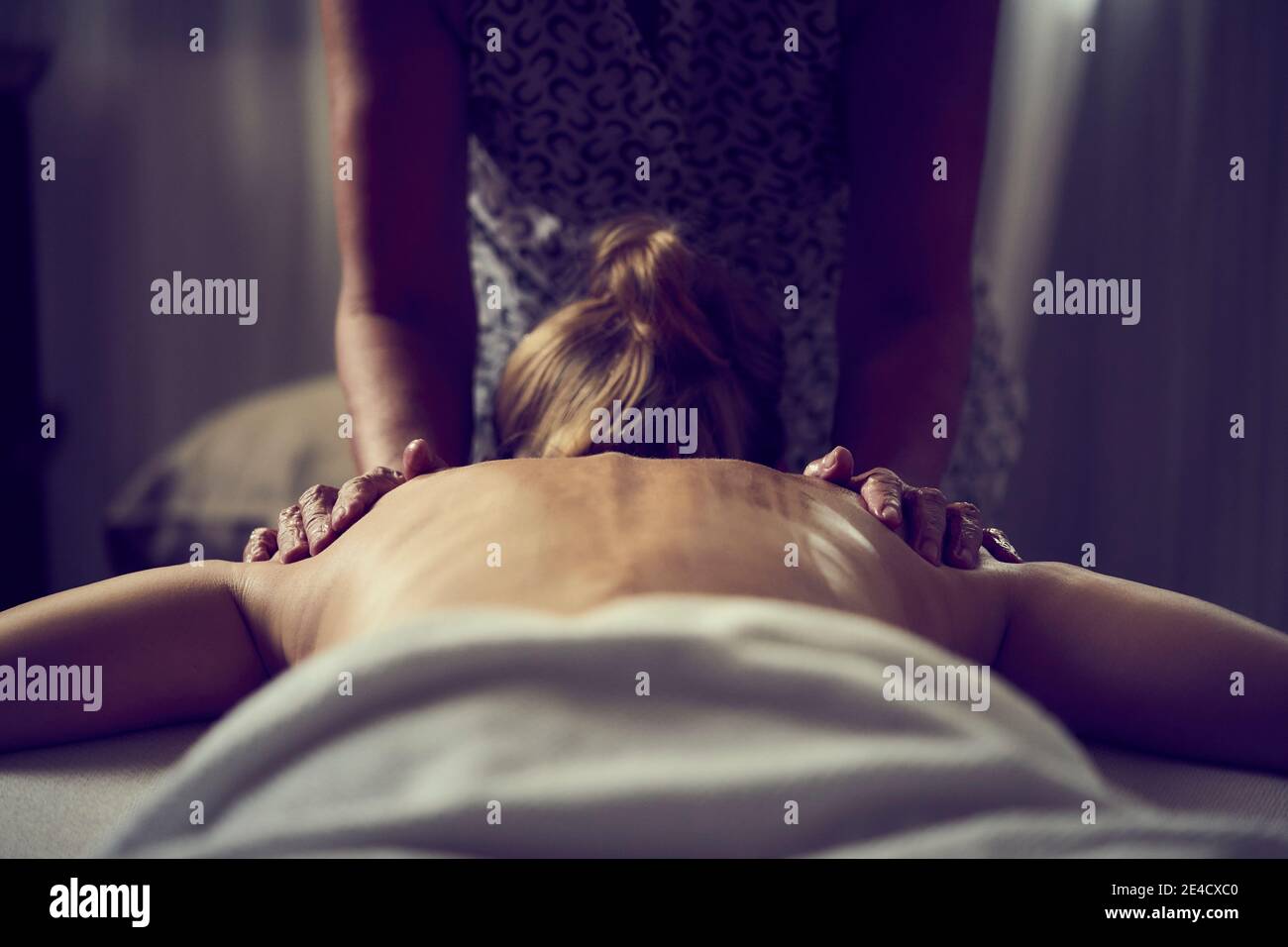 Une masseuse professionnelle donnant à une dame un massage à l'huile. Banque D'Images