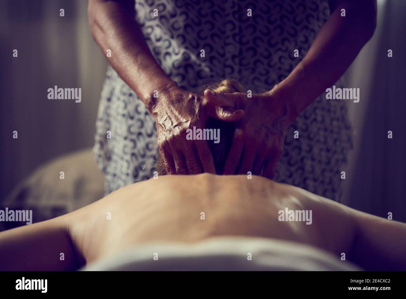 Une masseuse professionnelle donnant à une dame un massage à l'huile. Banque D'Images