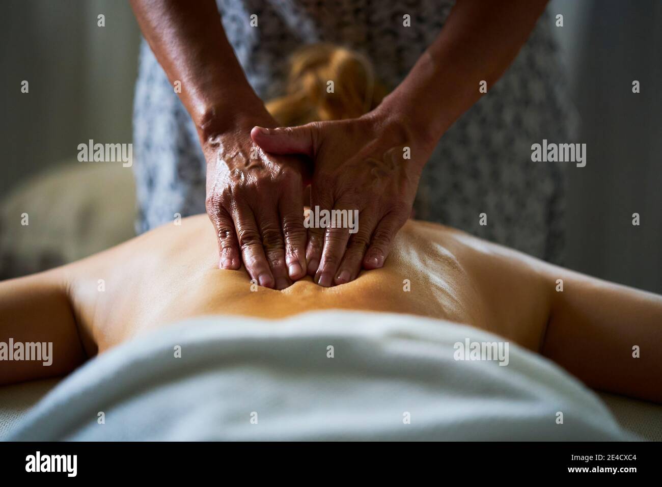 Une masseuse professionnelle donnant à une dame un massage à l'huile. Banque D'Images