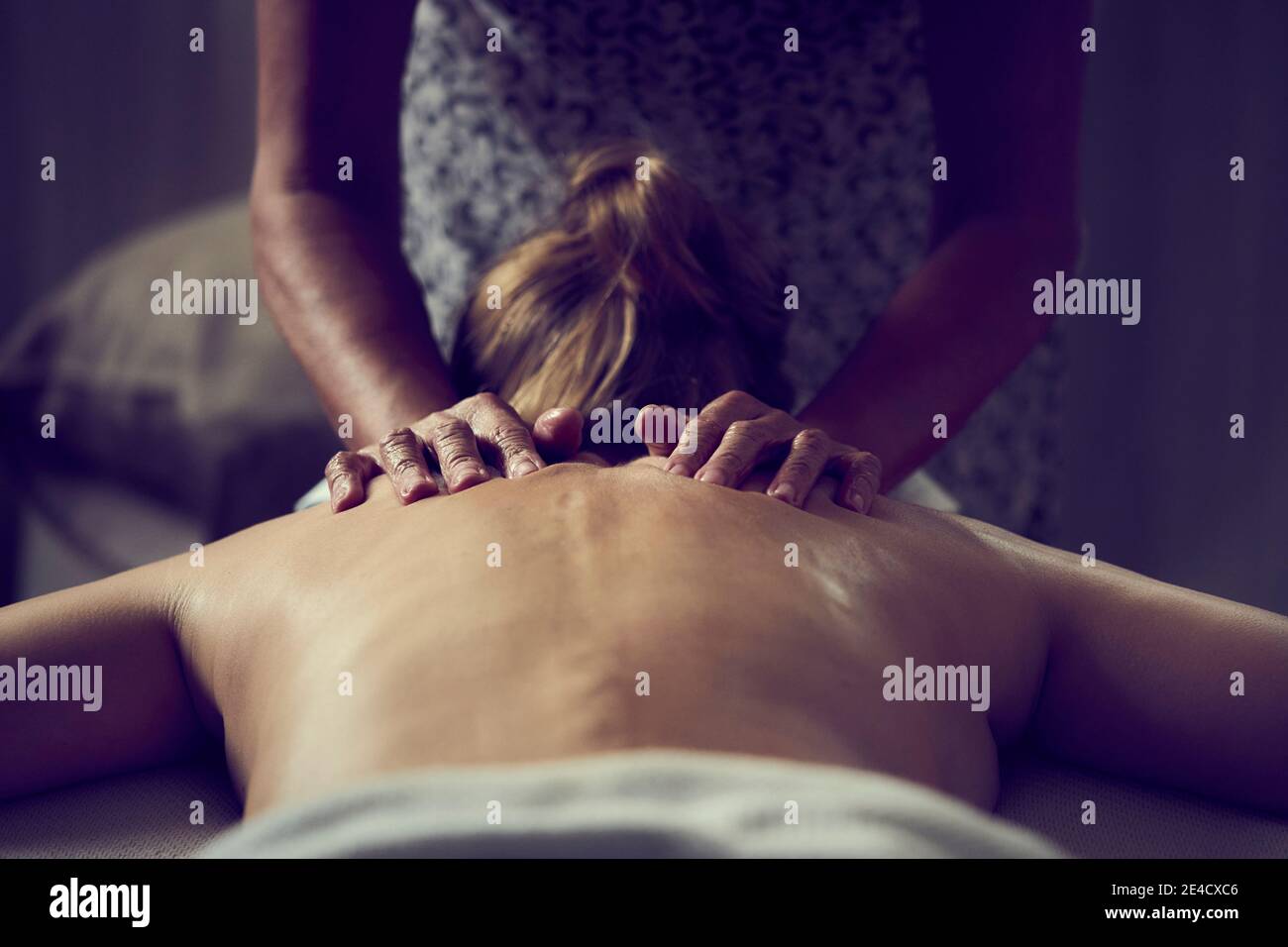 Une masseuse professionnelle donnant à une dame un massage à l'huile. Banque D'Images