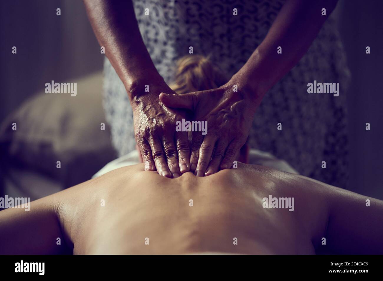 Une masseuse professionnelle donnant à une dame un massage à l'huile. Banque D'Images