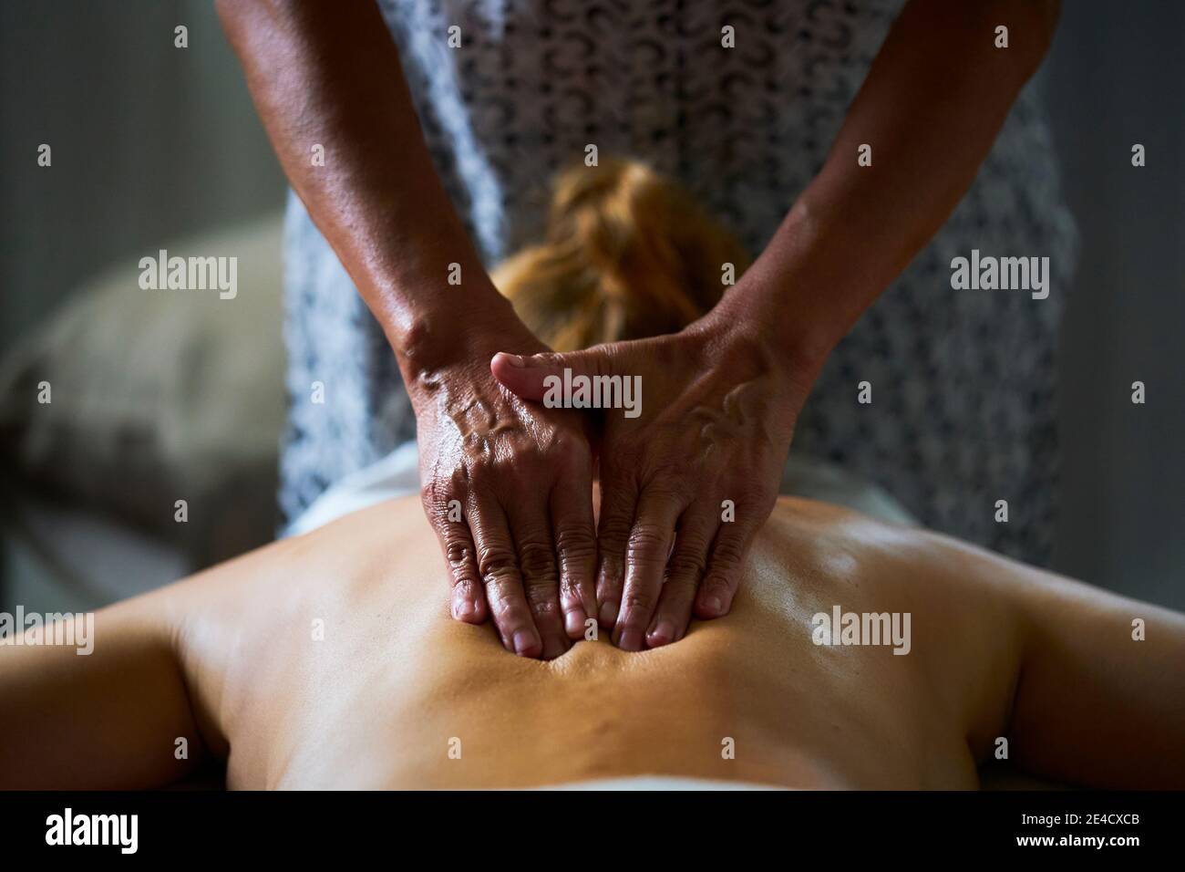 Une masseuse professionnelle donnant à une dame un massage à l'huile. Banque D'Images