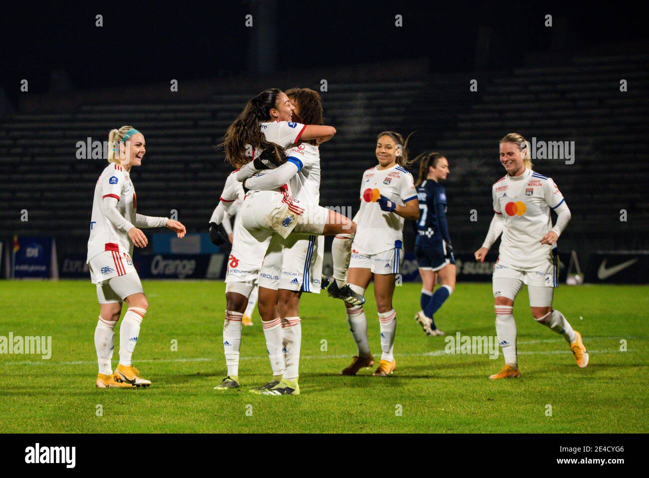 Selma Bacha de l'Olympique Lyonnais et Wendie Renard de l'Olympique Lyonnais célèbre le but pendant les femmes&#039;s français c / LM Banque D'Images