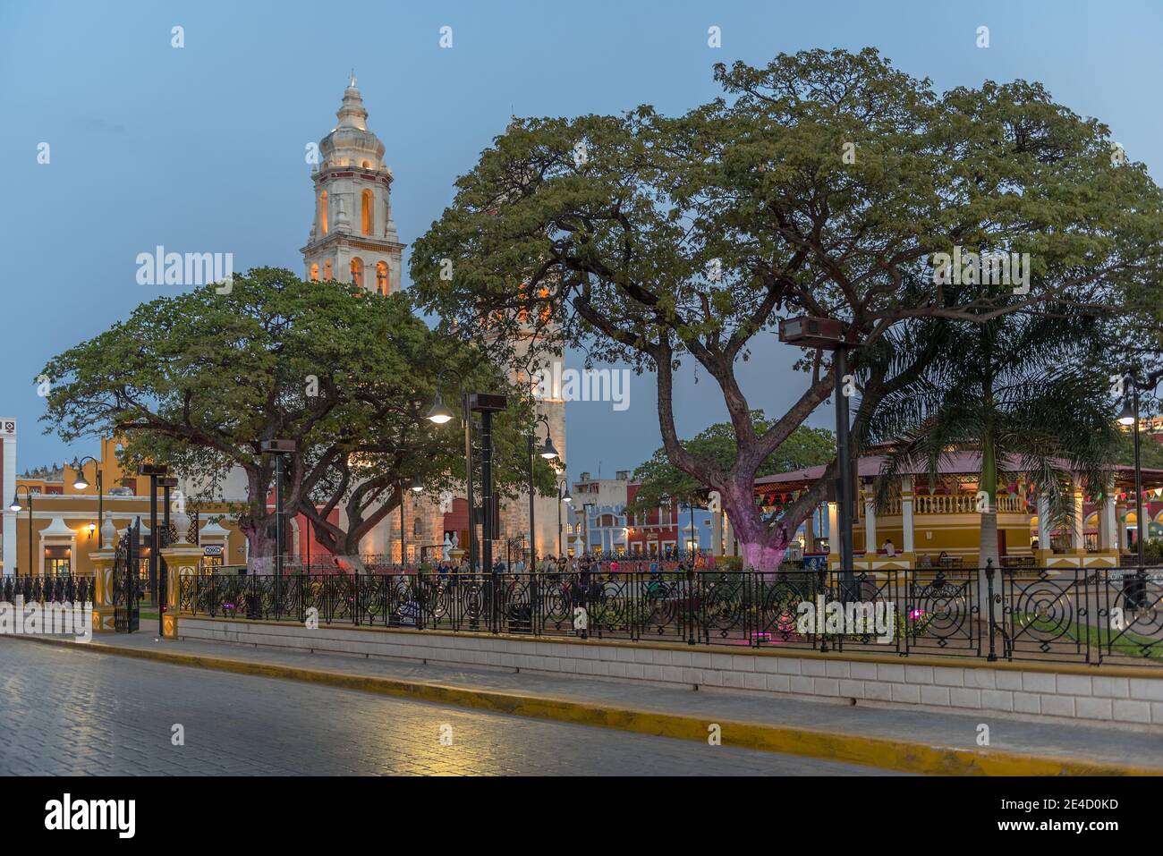 Parc de l'indépendance (place) avec la cathédrale de conception à Campeche, Mexique Banque D'Images
