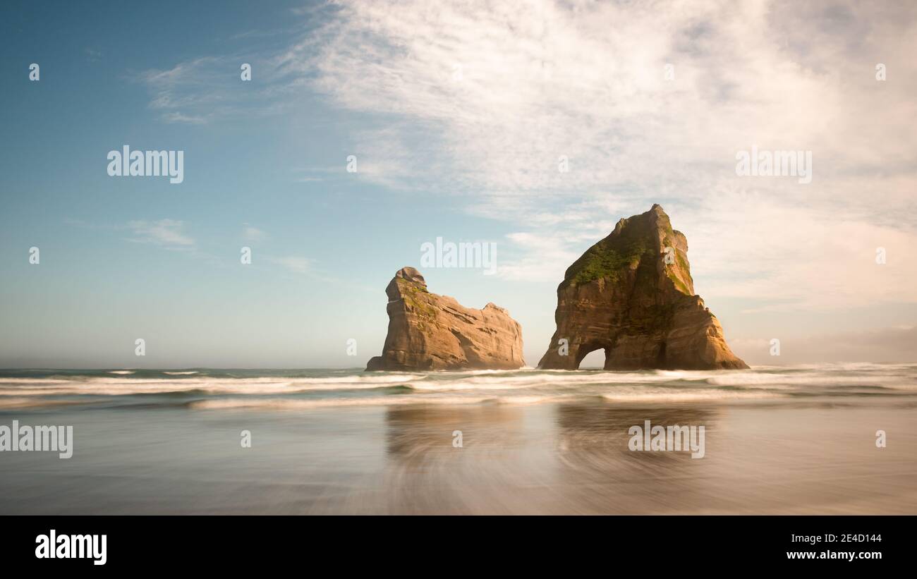 Archway Island sur la plage de Wharariki au lever du soleil, Île du Sud, Nouvelle-Zélande Banque D'Images