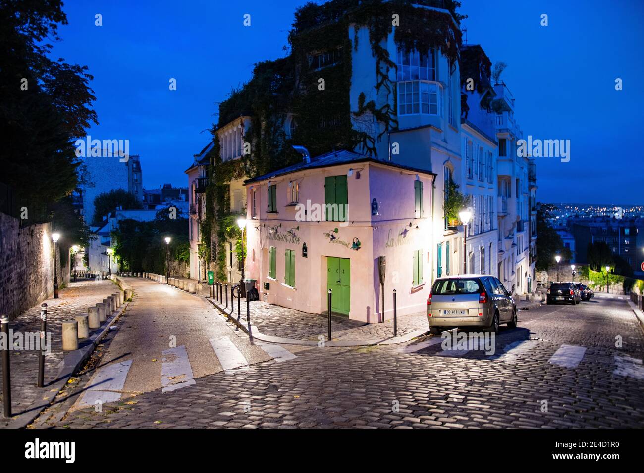 Marche dans une rue de Montmartre à Paris Banque D'Images