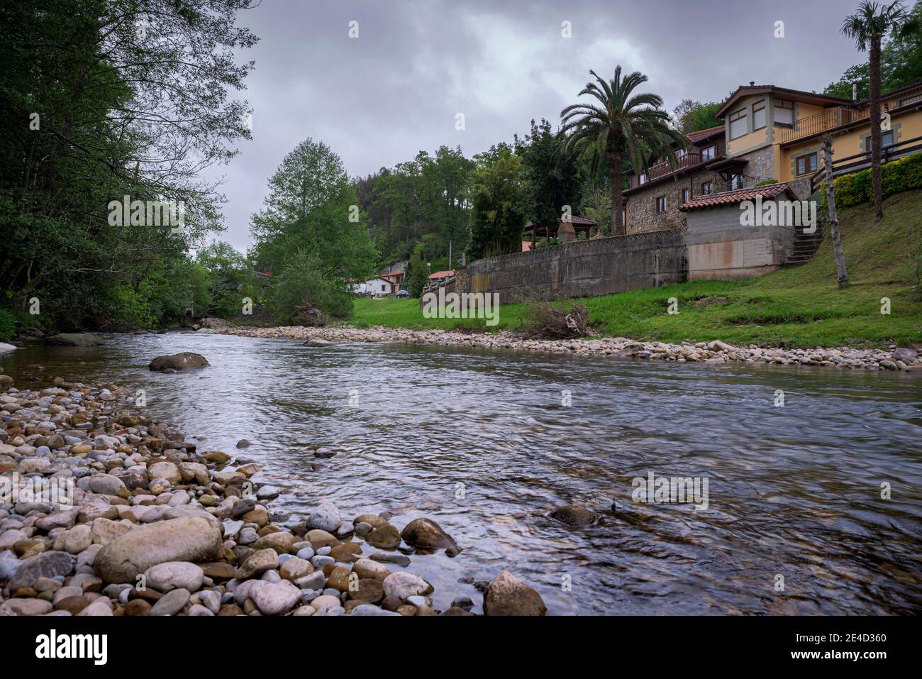 Vue sur la rivière Miera dans le village de Lierganes, province de Cantabrie, Espagne Banque D'Images
