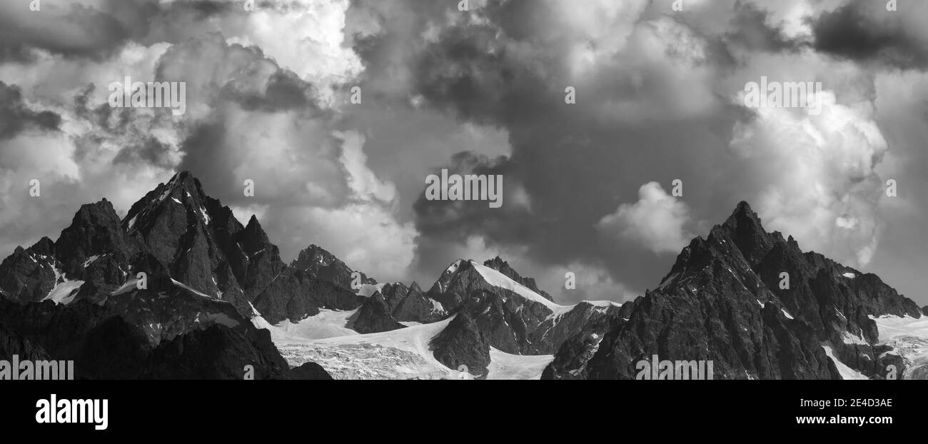 Vue panoramique sur les hautes montagnes avec glacier et ciel nuageux le jour d'été. Caucase, Géorgie, région de Svaneti. Landsca noir et blanc Banque D'Images