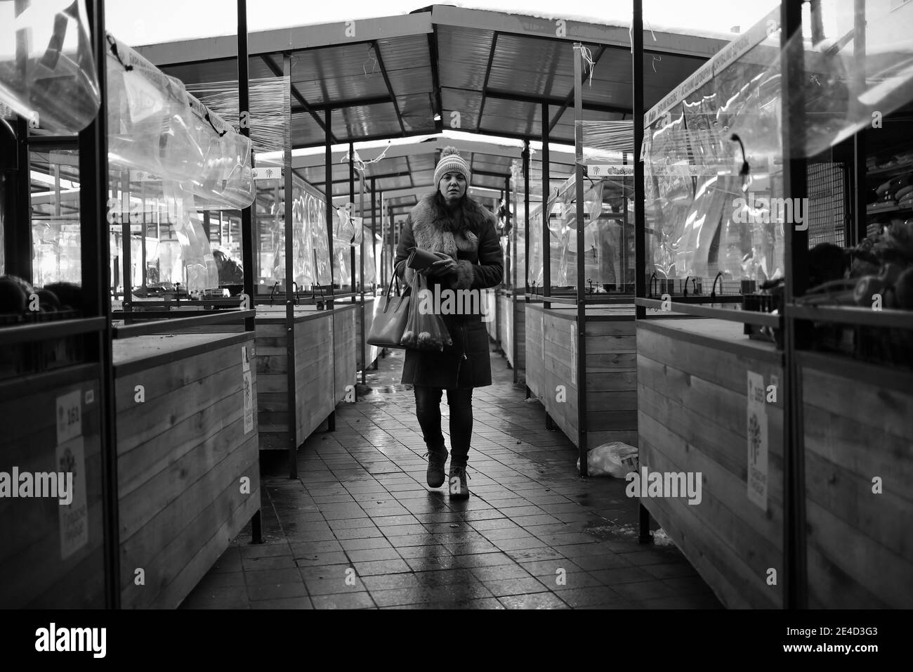 Belgrade, Serbie, 19 janvier 2021 : une femme magasiner au marché vert de Zemun (N/B) Banque D'Images