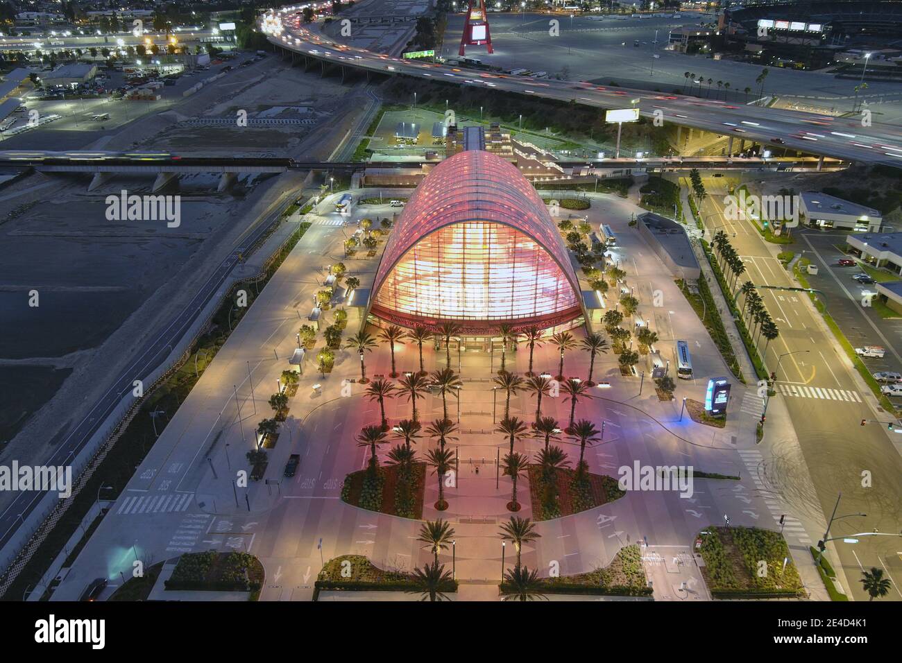 Une vue aérienne du centre intermodal de transport régional d'Anaheim, appelé ARCTIC, le vendredi 22 janvier 2021, à Anaheim, en Californie. Banque D'Images