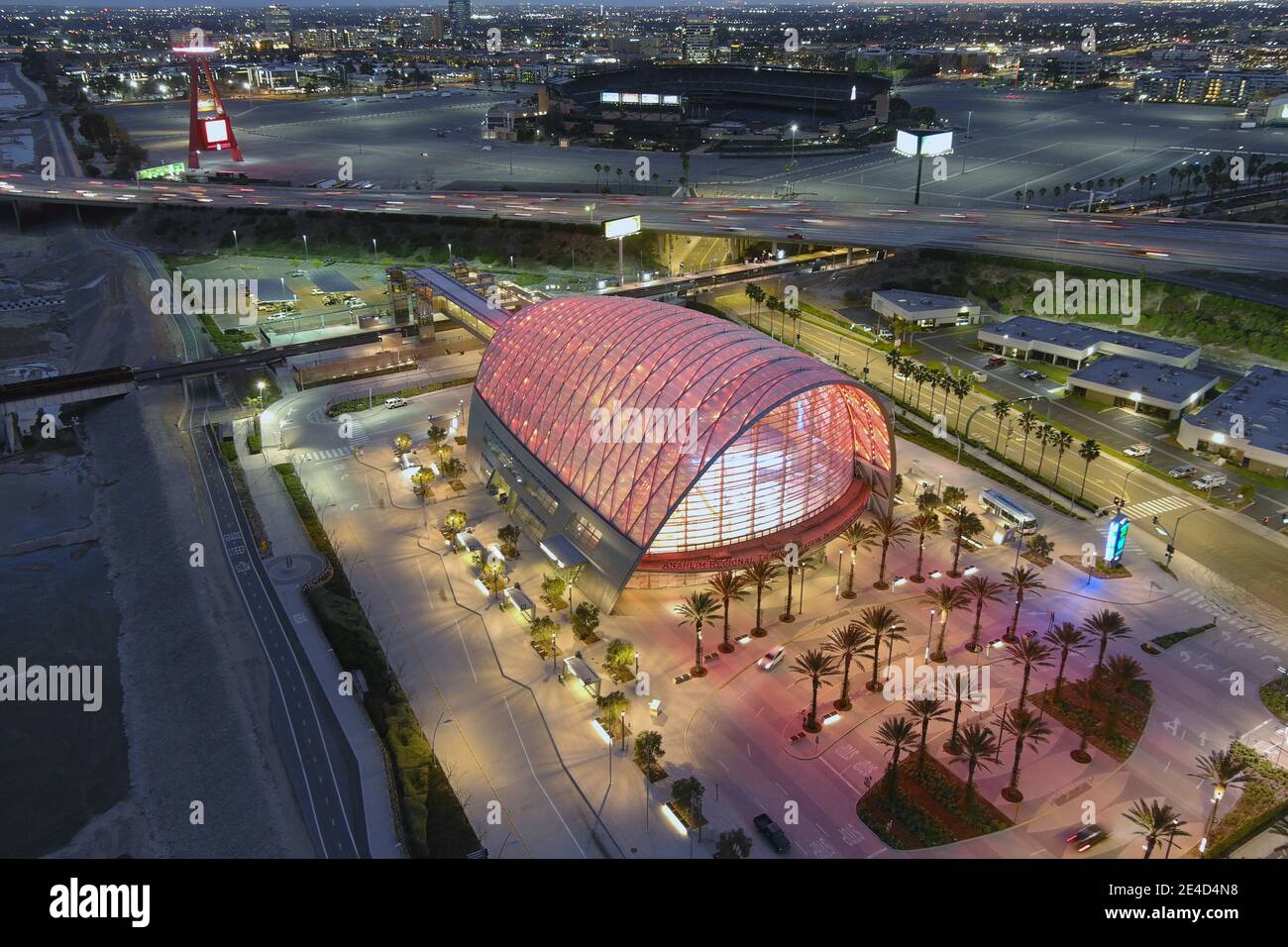 Une vue aérienne du centre intermodal de transport régional d'Anaheim, appelé ARCTIC, le vendredi 22 janvier 2021, à Anaheim, en Californie. Banque D'Images