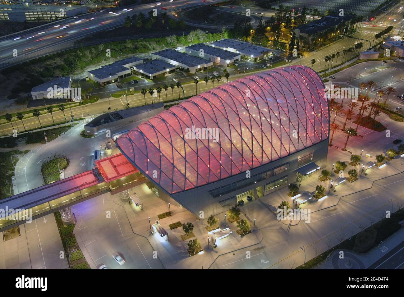 Une vue aérienne du centre intermodal de transport régional d'Anaheim, appelé ARCTIC, le vendredi 22 janvier 2021, à Anaheim, en Californie. Banque D'Images