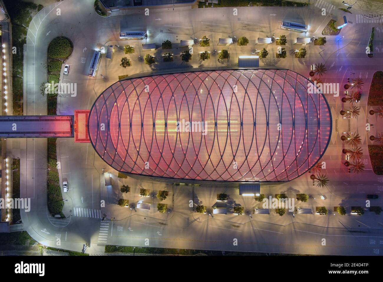 Une vue aérienne du centre intermodal de transport régional d'Anaheim, appelé ARCTIC, le vendredi 22 janvier 2021, à Anaheim, en Californie. Banque D'Images