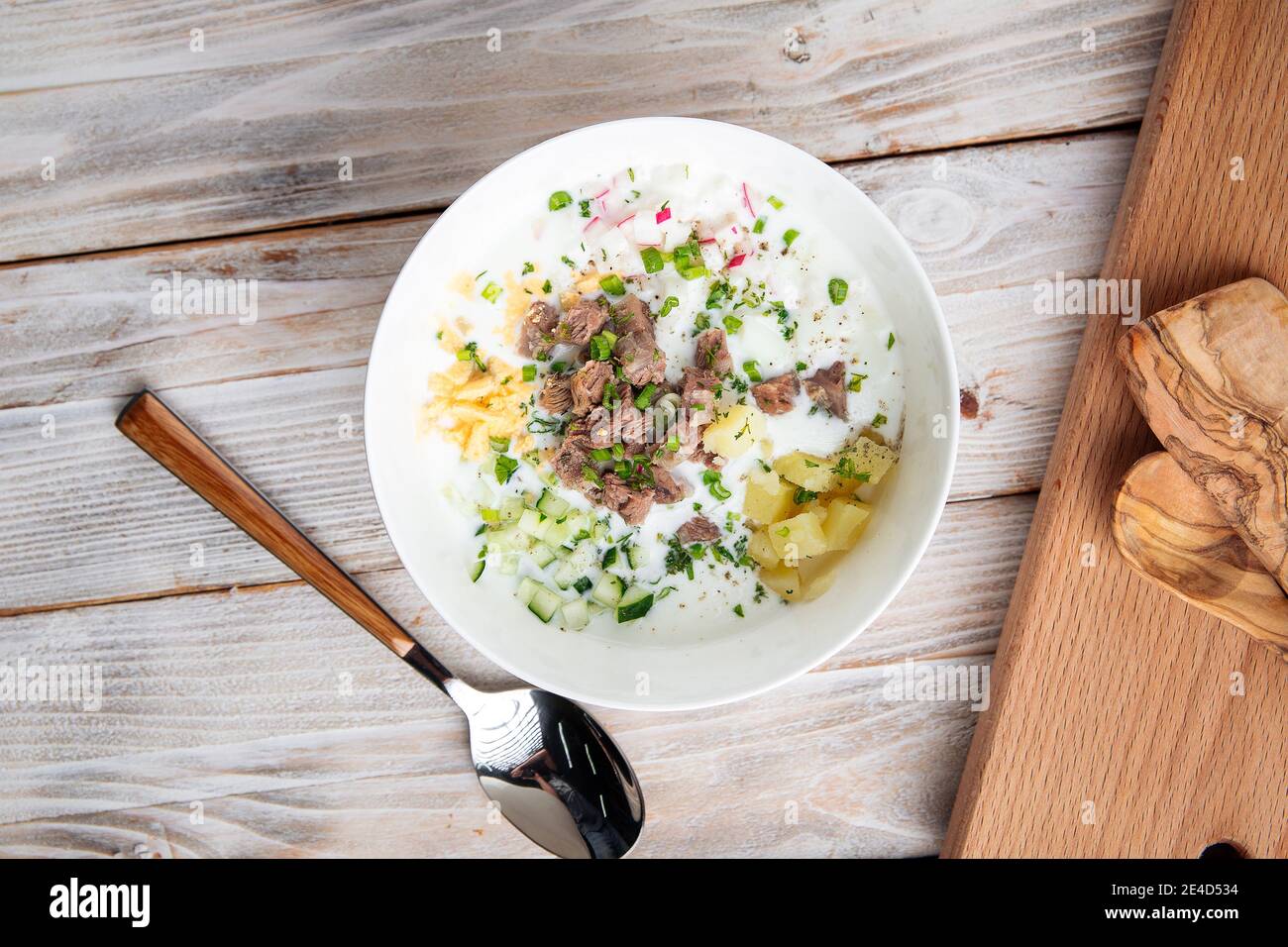 Soupe russe à l'okroshka avec du bœuf et des légumes Banque D'Images