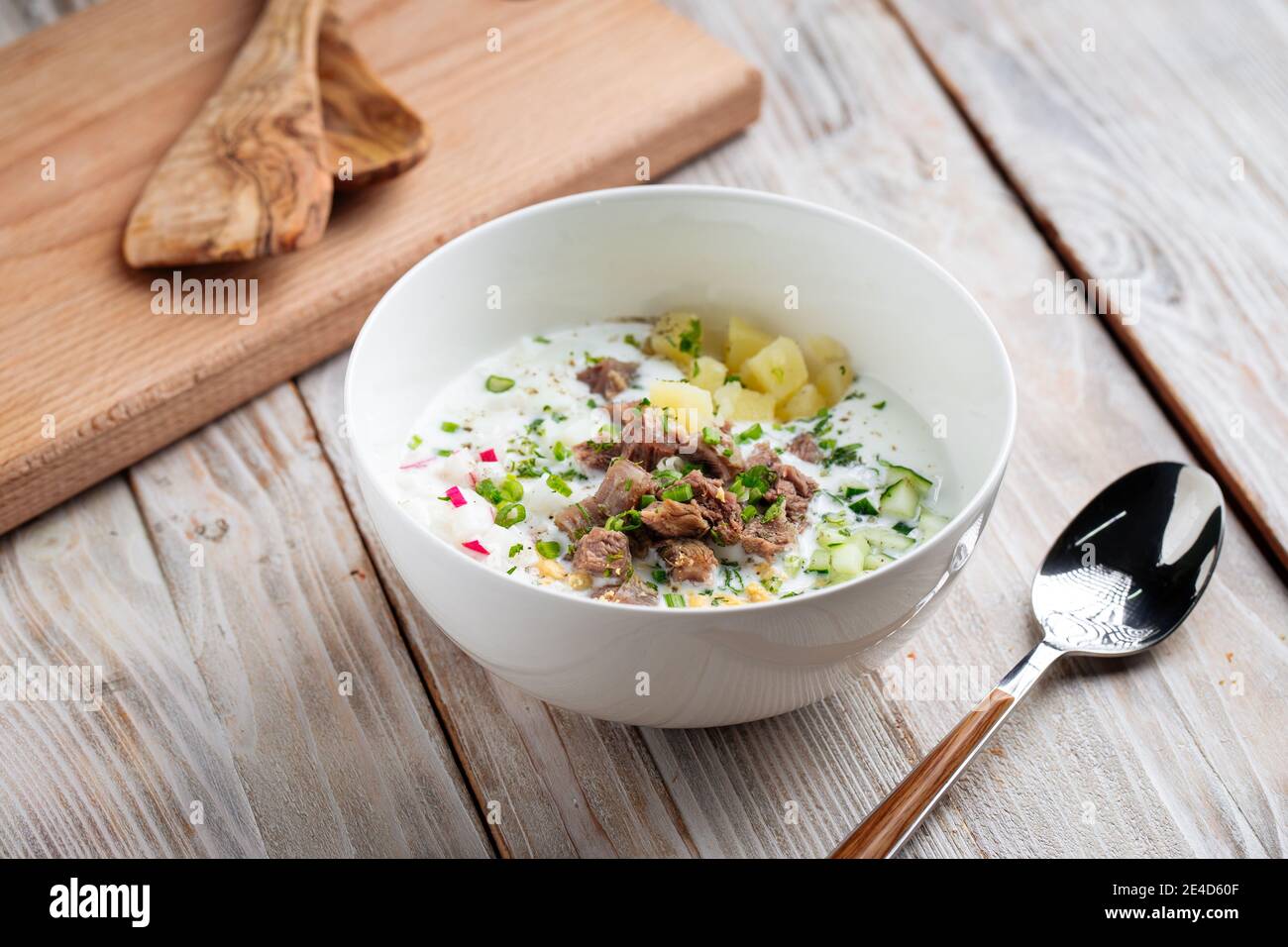 Soupe russe à l'okroshka avec du bœuf et des légumes Banque D'Images