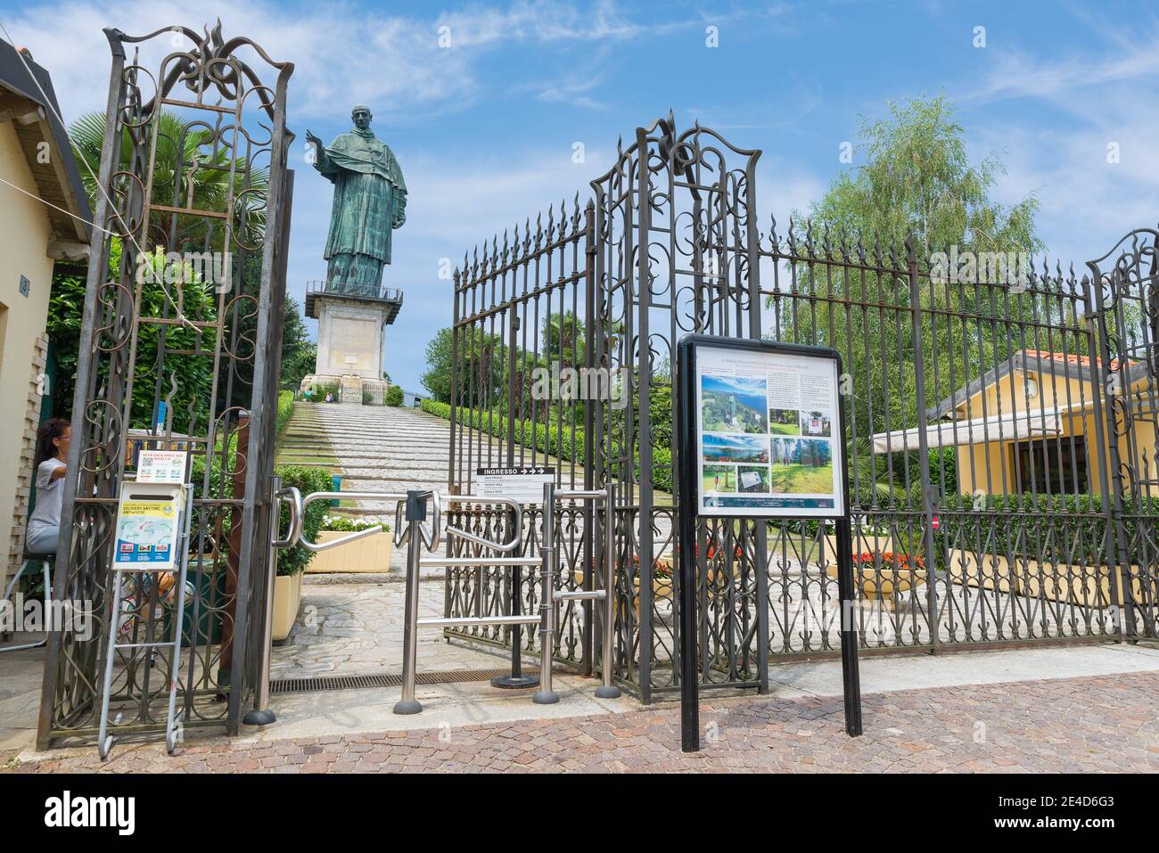 Grande statue en cuivre, l'une des plus hautes statues du monde. Arona, lac majeur, Italie. Banque D'Images