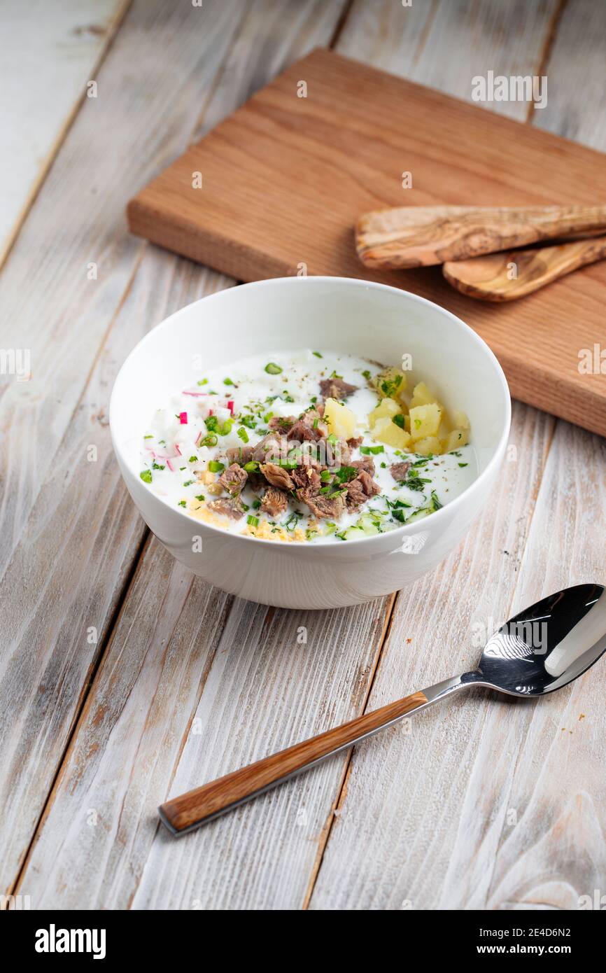Soupe russe à l'okroshka avec du bœuf et des légumes Banque D'Images