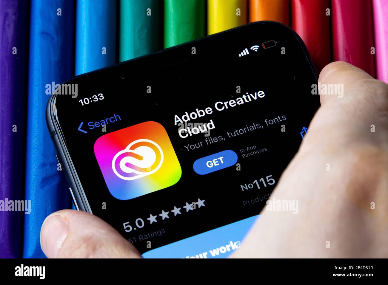 Application mobile Adobe Creative Cloud sur AppStore avec un arrière-plan en plastique coloré. Installation de Creative Cloud sur l'iPhone. Banque D'Images