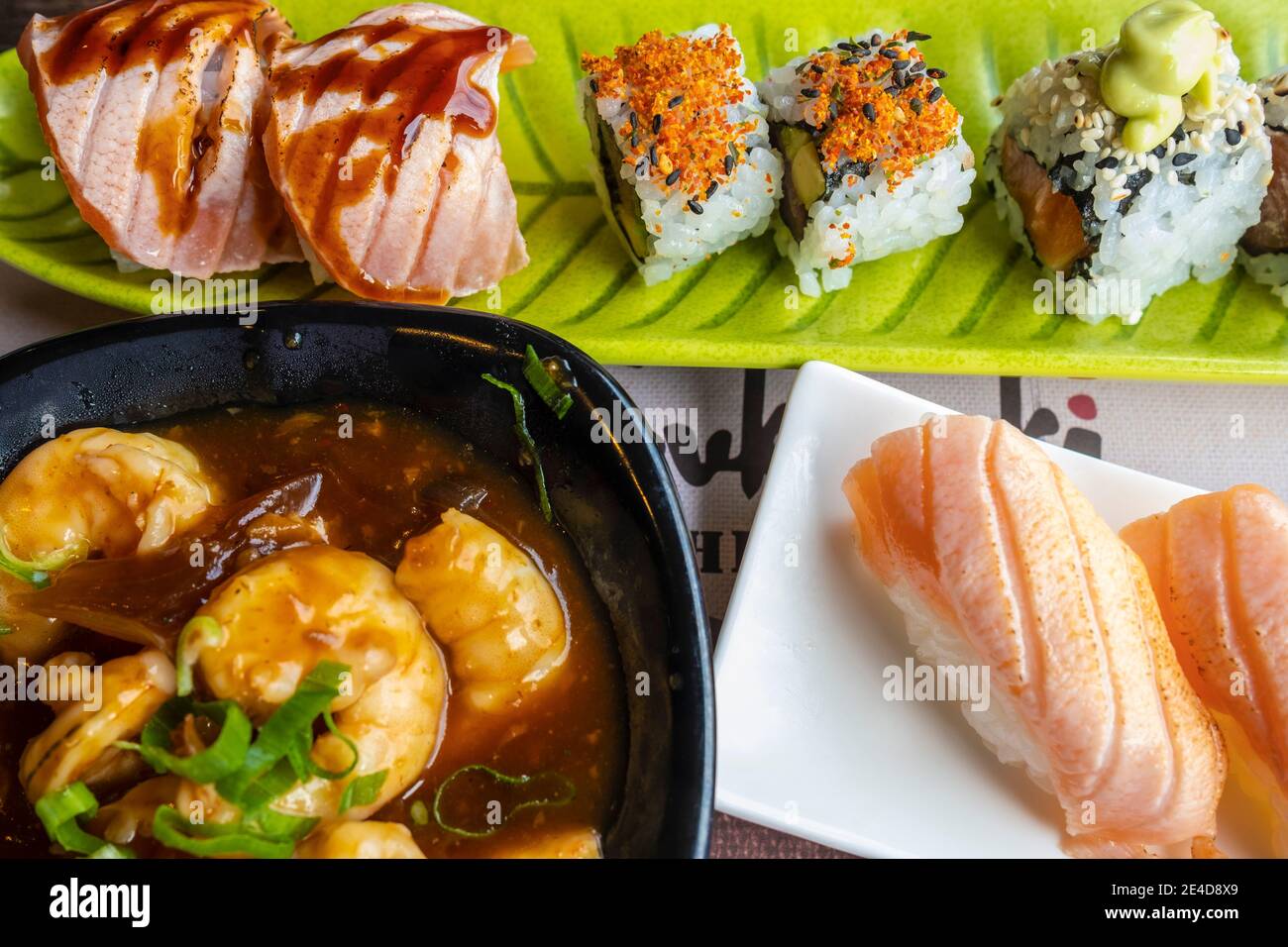 Sushis japonais de différentes variétés de poissons et de crevettes sauce aigre-douce Banque D'Images