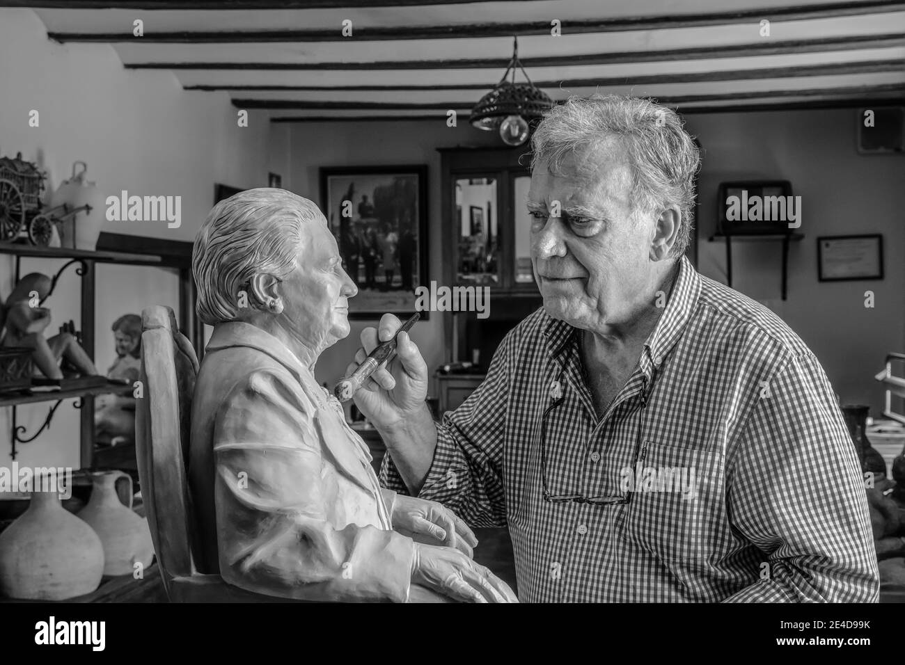 L'artisan Paco Tito dans son atelier traditionnel de céramique. Alfareria Pablo et Paco Tito, Ubeda. Province de Cordoue, Andalousie, sud de l'Espagne Europe Banque D'Images