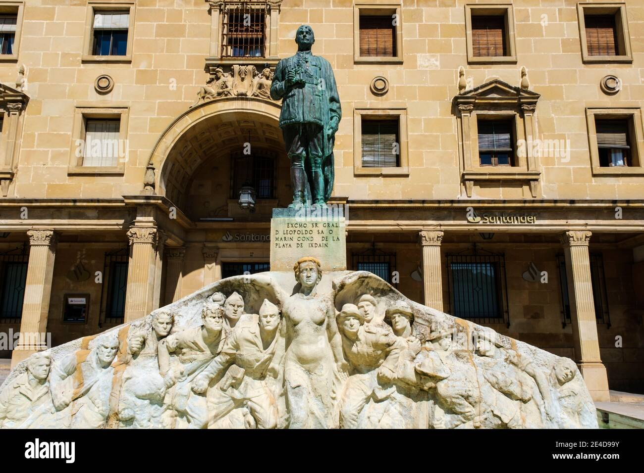 Monument au général de l'armée espagnole Leopoldo Saro Marin. Andalousie Square, Ubeda, site classé au patrimoine mondial de l'UNESCO. Province de Jaen, Andalousie, Southe Banque D'Images