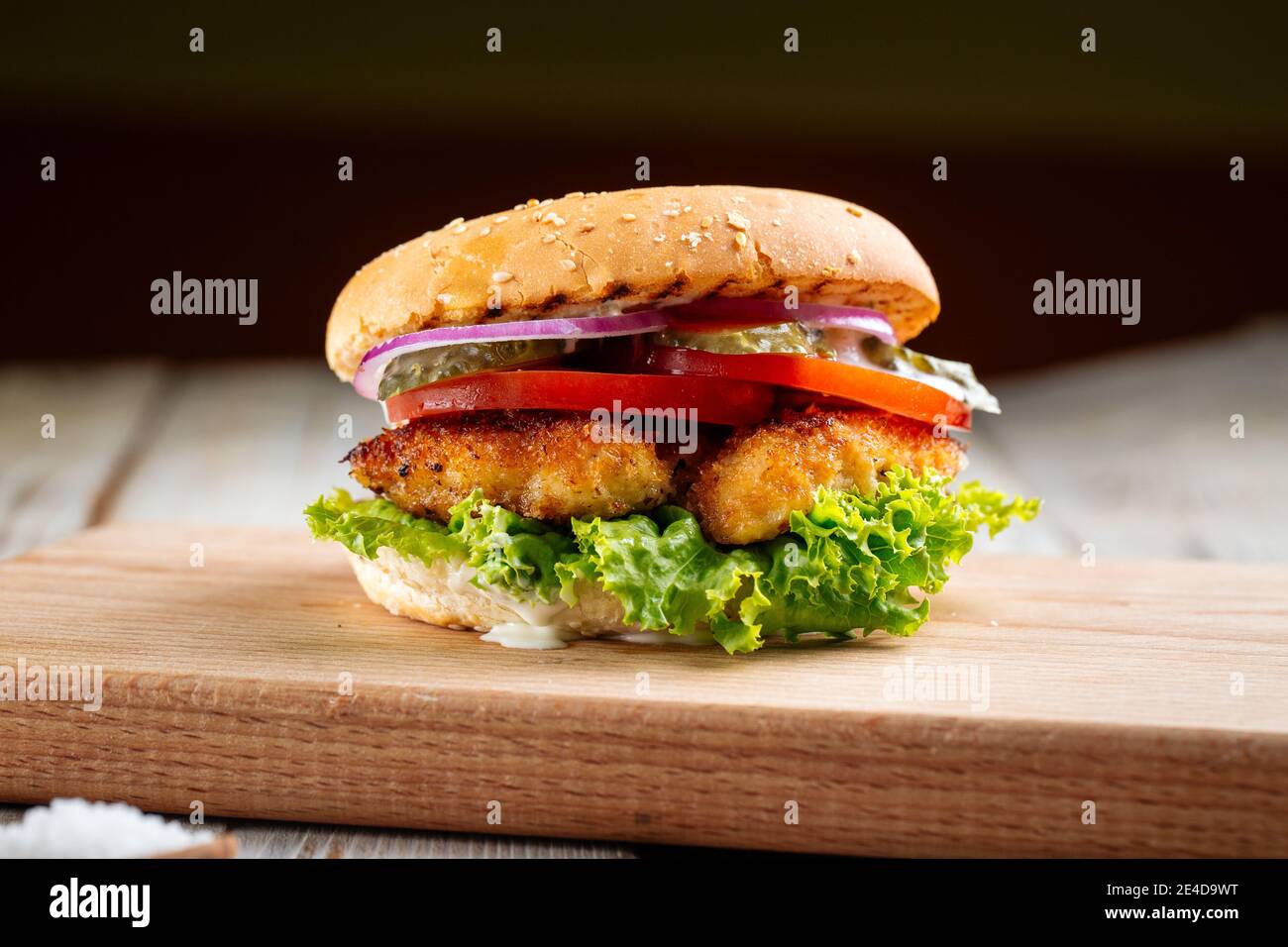 Gros plan sur le hamburger zinger avec du poulet frite sur le table en bois Banque D'Images