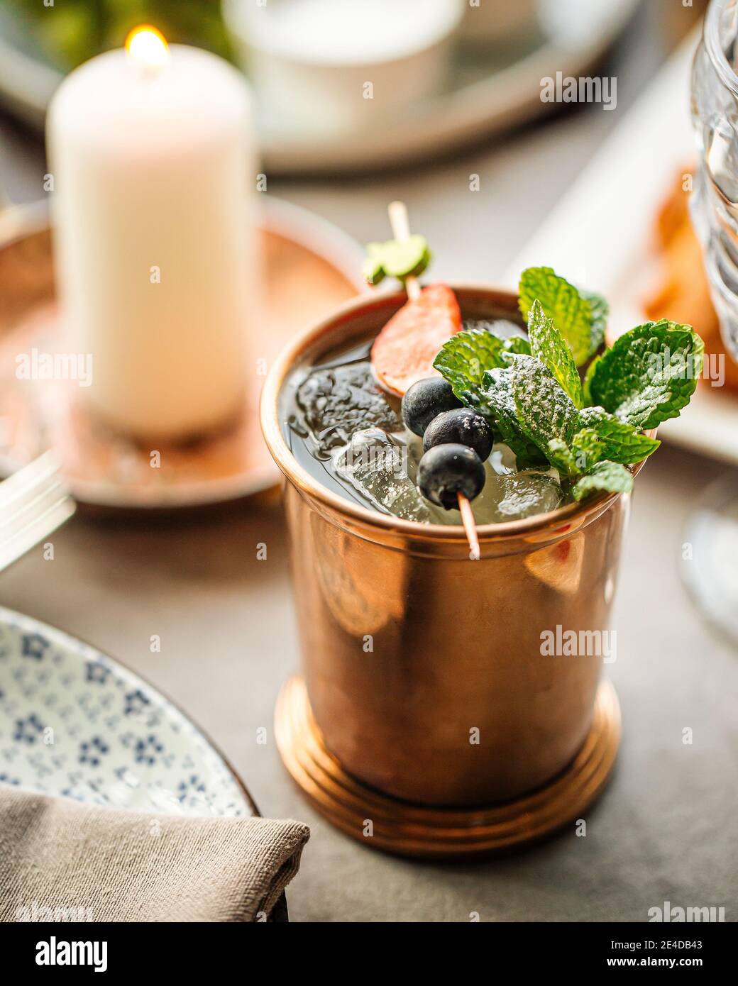 Cocktail de champagne rafraîchissant dans une tasse de cuivre Banque D'Images