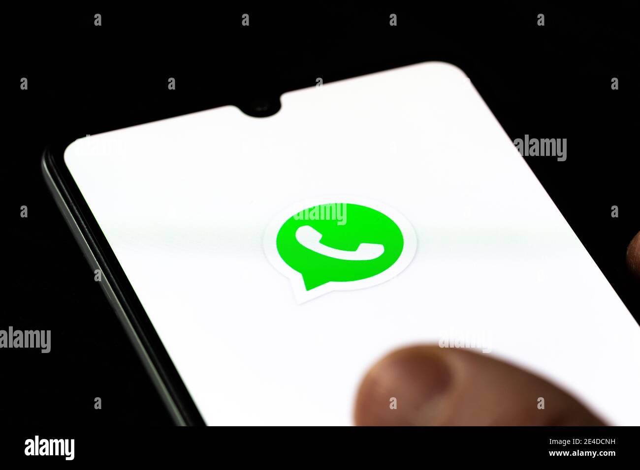 Application WhatsApp affichée sur le smartphone avec le doigt Banque D'Images