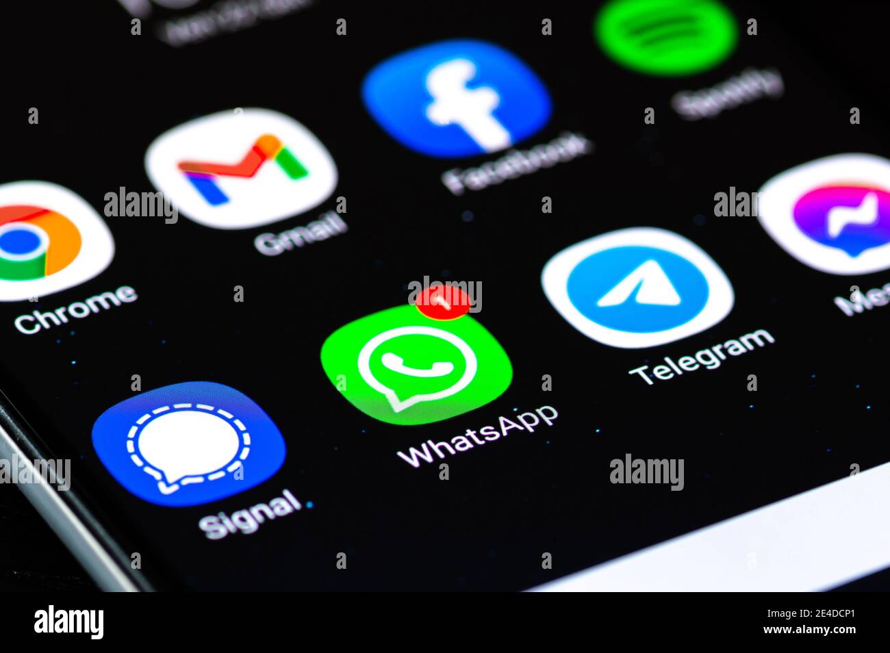 Application WhatsApp avec signal, Messenger et application Telegram affichées sur le smartphone avec notification rouge Banque D'Images