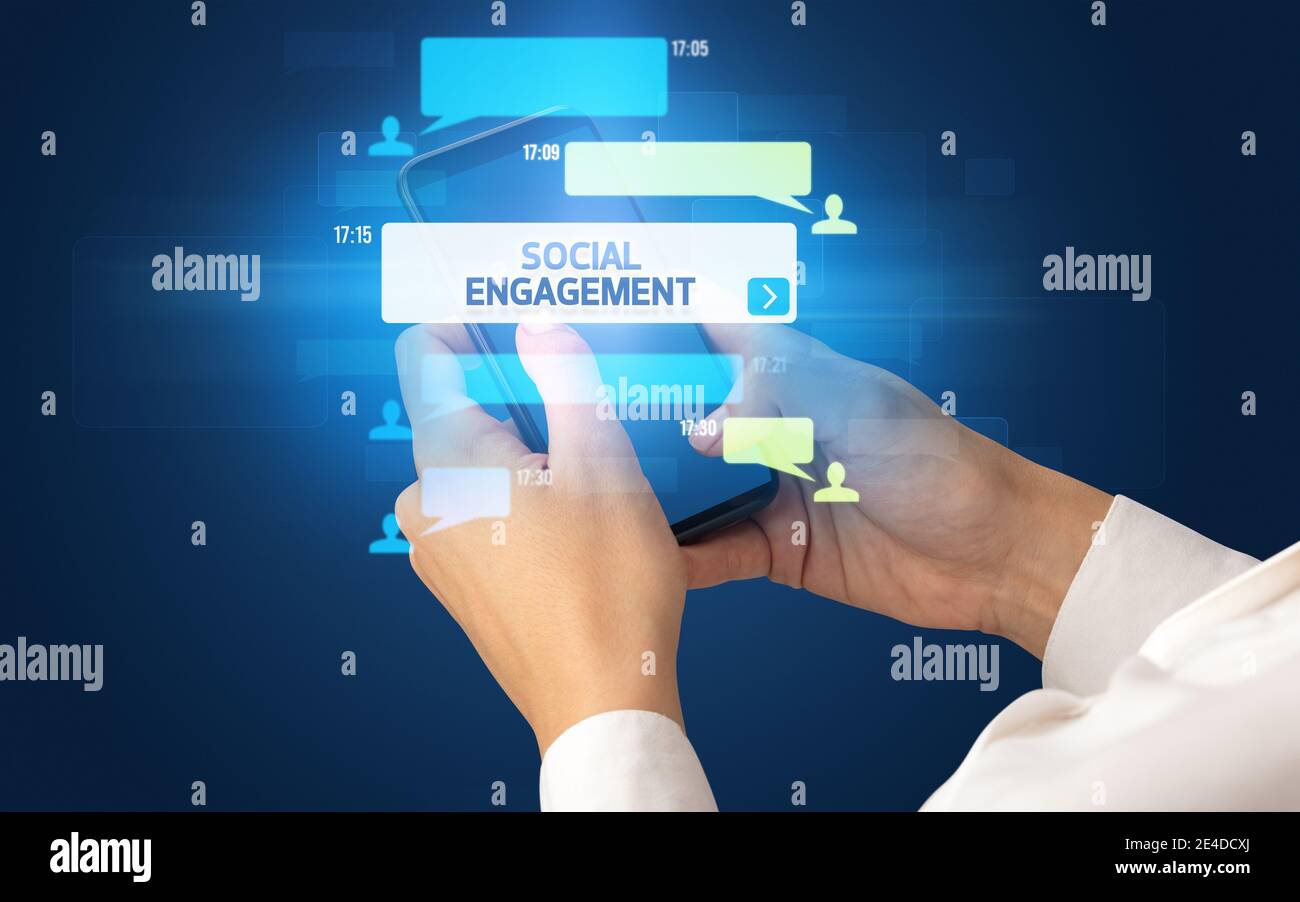 La saisie sur main de femme smartphone avec l'engagement social de l'inscription, les réseaux sociaux concept Banque D'Images