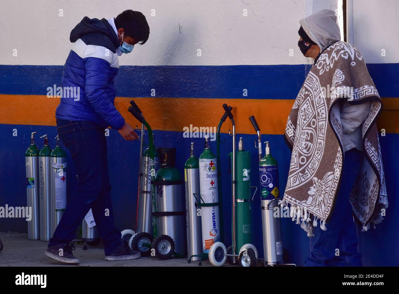 Toluca, Mexique. 21 janvier 2021. TOLUCA, MEXIQUE - JANVIER 22 : Une personne porte un masque facial alors qu'elle tient son réservoir d'oxygène dans le contexte de l'augmentation des cas positifs en raison de la nouvelle pandémie Covid-19, des hôpitaux qui ont atteint la limite de leur capacité et de l'augmentation des décès ces derniers jours le 22 janvier 2021 à Toluca, Mexique (photo par Eyepix Group/Pacific Press) crédit : Pacific Press Media production Corp./Alamy Live News Banque D'Images