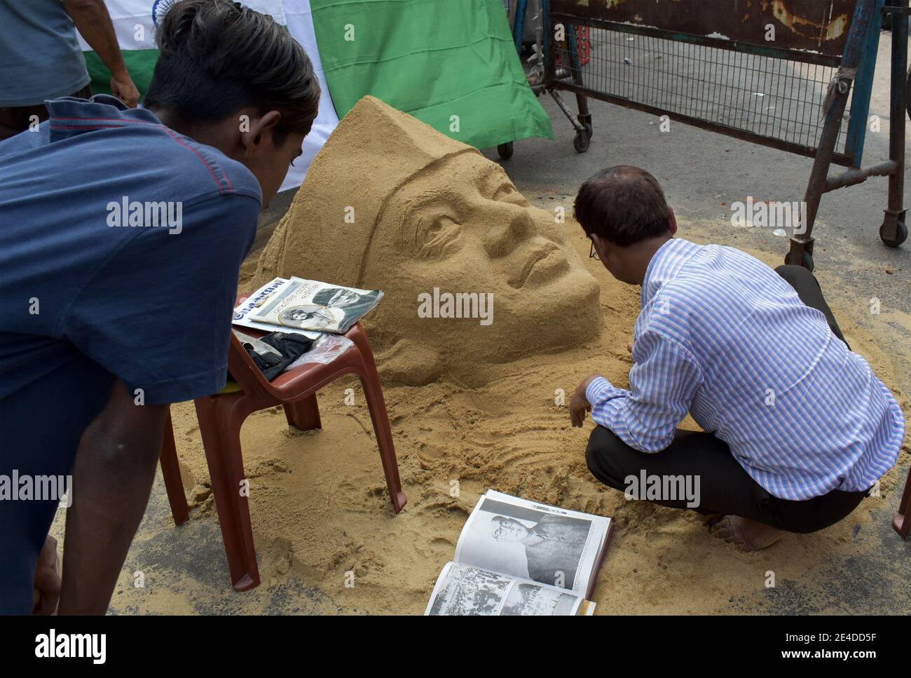 Kolkata, Inde. 22 janvier 2021. Swapan Das, artiste de sculpture, Sculpture de Netaji Subhas Chandra Bose by Sand à l'occasion du 125e anniversaire de naissance de Netaji à Kolkata. (Photo de Sudipta Das/Pacific Press) crédit: Pacific Press Media production Corp./Alay Live News Banque D'Images