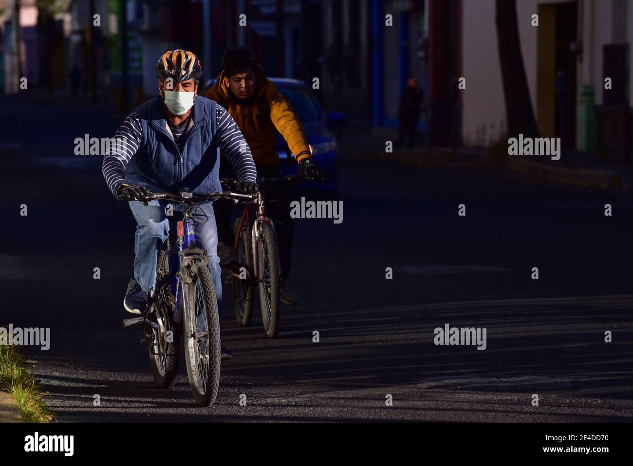 Toluca, Mexique. 21 janvier 2021. TOLUCA, MEXIQUE - JANVIER 22 : Une personne porte un masque facial lors de ses déplacements à vélo dans un contexte de hausse de cas positifs en raison de la nouvelle pandémie Covid-19, d'hôpitaux qui ont atteint la limite de leur capacité et de l'augmentation des décès ces derniers jours le 22 janvier 2021 à Toluca, Mexique (photo d'Eyepix Group/Pacific Press) crédit : Pacific Press Media production Corp./Alamy Live News Banque D'Images