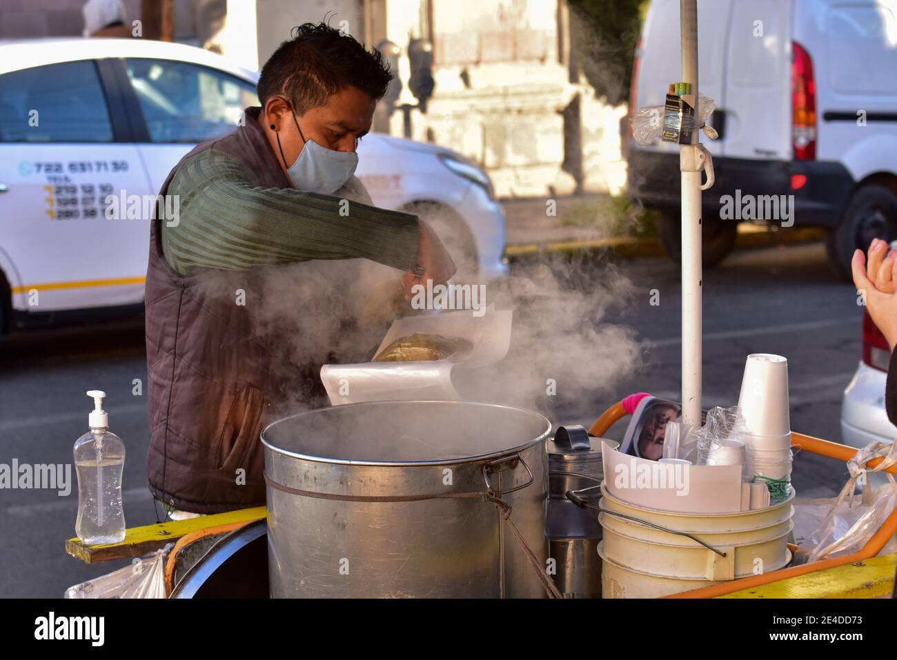 Toluca, Mexique. 21 janvier 2021. TOLUCA, MEXIQUE - JANVIER 22 : Une personne offre un tamal à un client dans le contexte de l'augmentation du nombre de cas positifs en raison de la nouvelle pandémie Covid-19, des hôpitaux qui ont atteint la limite de leur capacité et de l'augmentation des décès ces derniers jours, le 22 janvier 2021, à Toluca, au Mexique (photo d'Eyepix Group/Pacific Press) crédit : Pacific Press Media production Corp./Alamy Live News Banque D'Images
