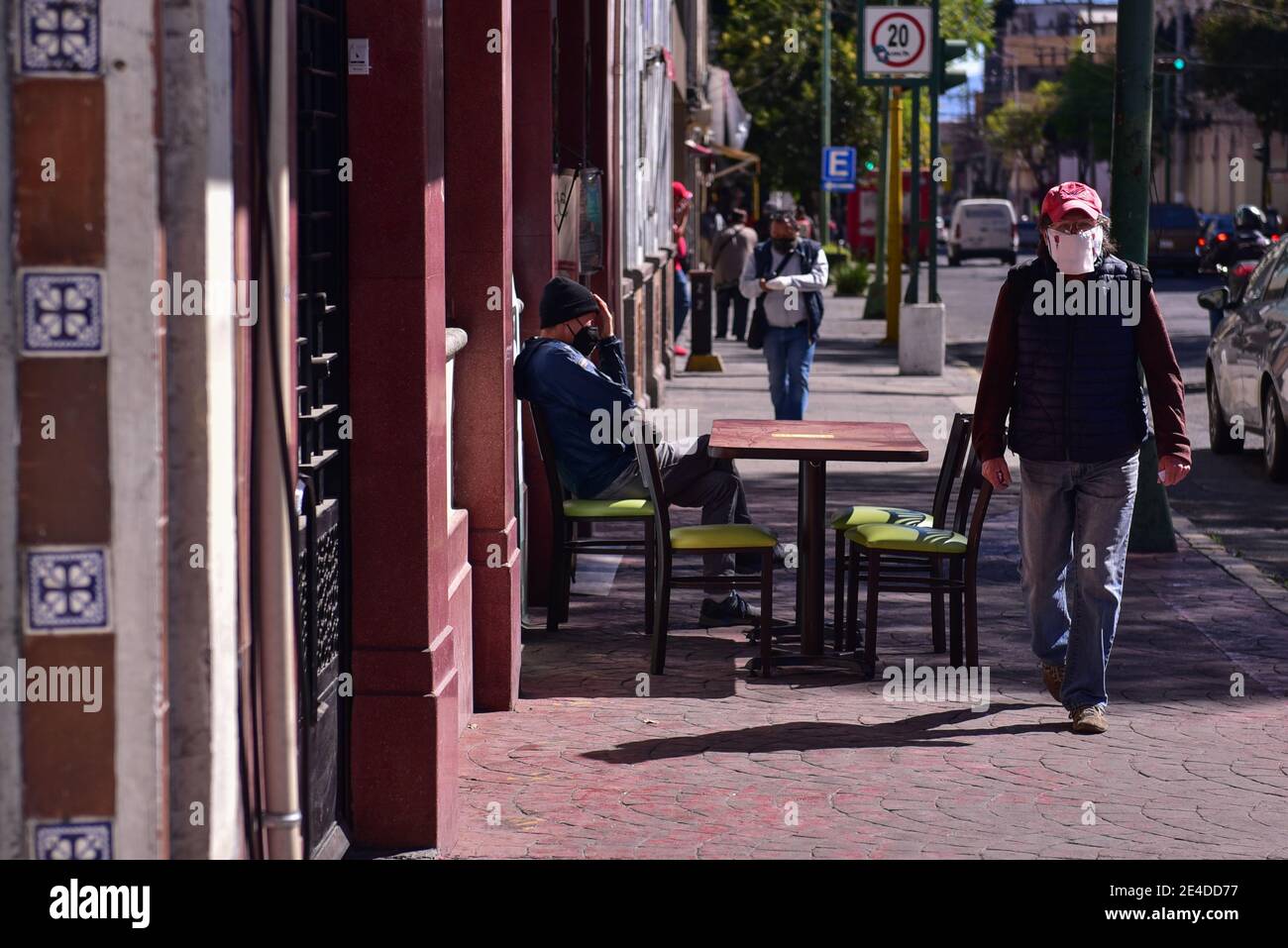 Toluca, Mexique. 21 janvier 2021. TOLUCA, MEXIQUE - JANVIER 22 : Une personne est assise à l'extérieur d'un restaurant dans un contexte de hausse des cas positifs en raison de la nouvelle pandémie Covid-19, d'hôpitaux qui ont atteint la limite de leur capacité et de l'augmentation des décès ces derniers jours, le 22 janvier 2021, à Toluca, au Mexique (photo d'Eyepix Group/Pacific Press) crédit : Pacific Press Media production Corp./Alamy Live News Banque D'Images