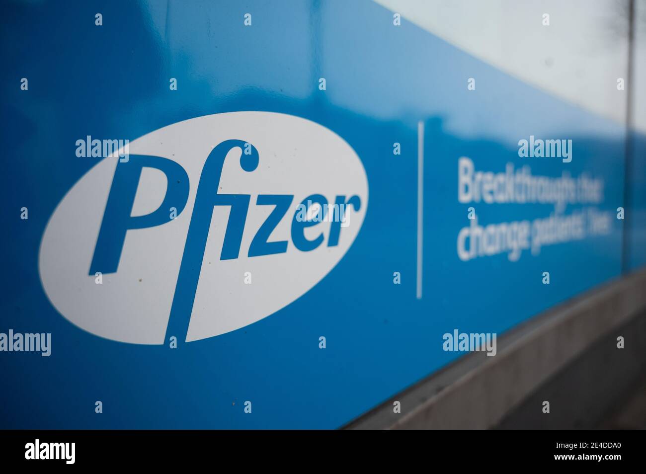 Berlin, Allemagne. 23 janvier 2021. Le logo de Pfizer est affiché dans l'un de ses bureaux. Depuis 2020, Pfizer travaille avec la société Biontech au développement d'un vaccin Covid 19. Credit: Christophe bateau/dpa/Alay Live News Banque D'Images