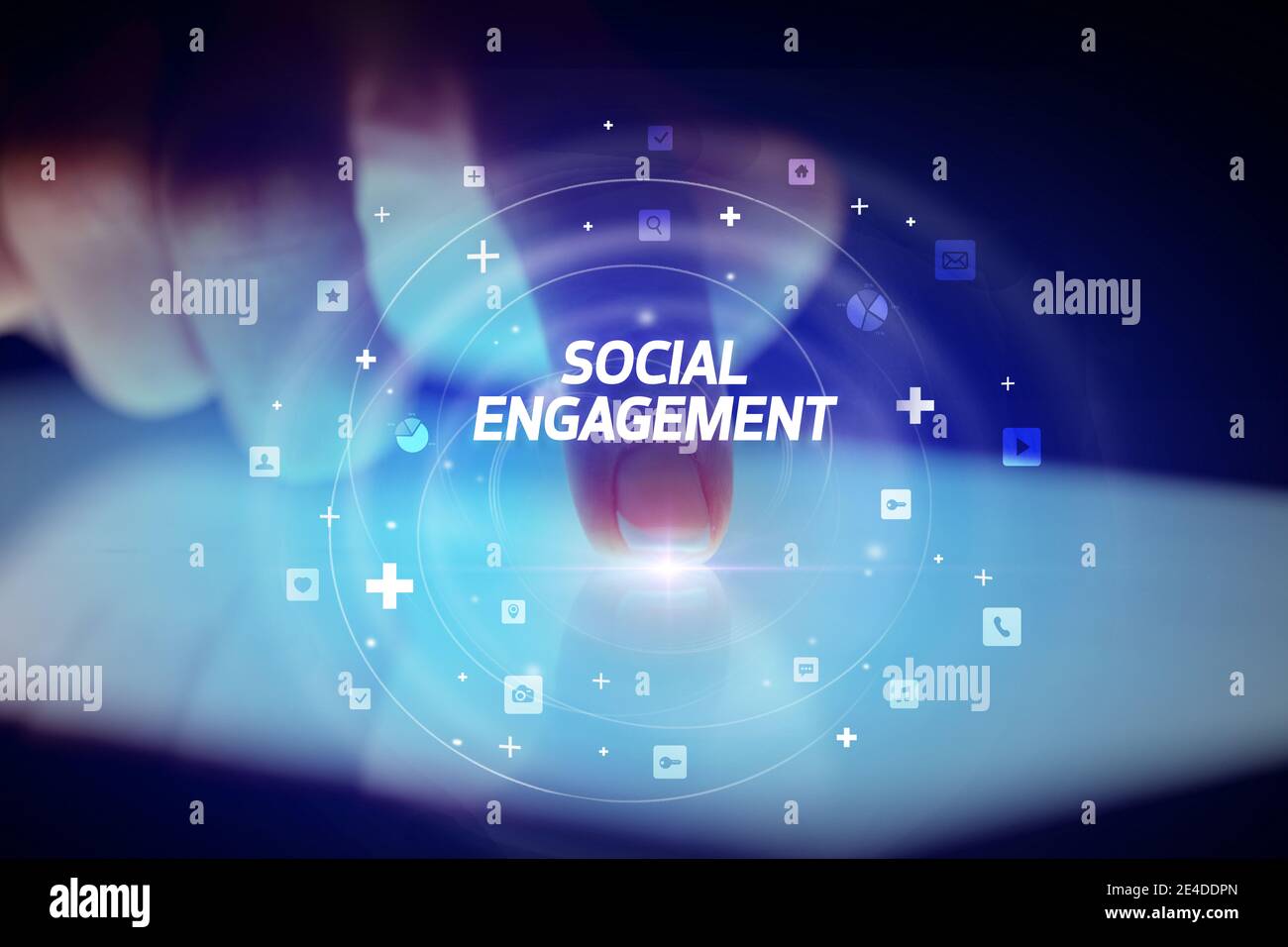 Finger touching tablet avec icônes de médias sociaux et l'engagement social Banque D'Images