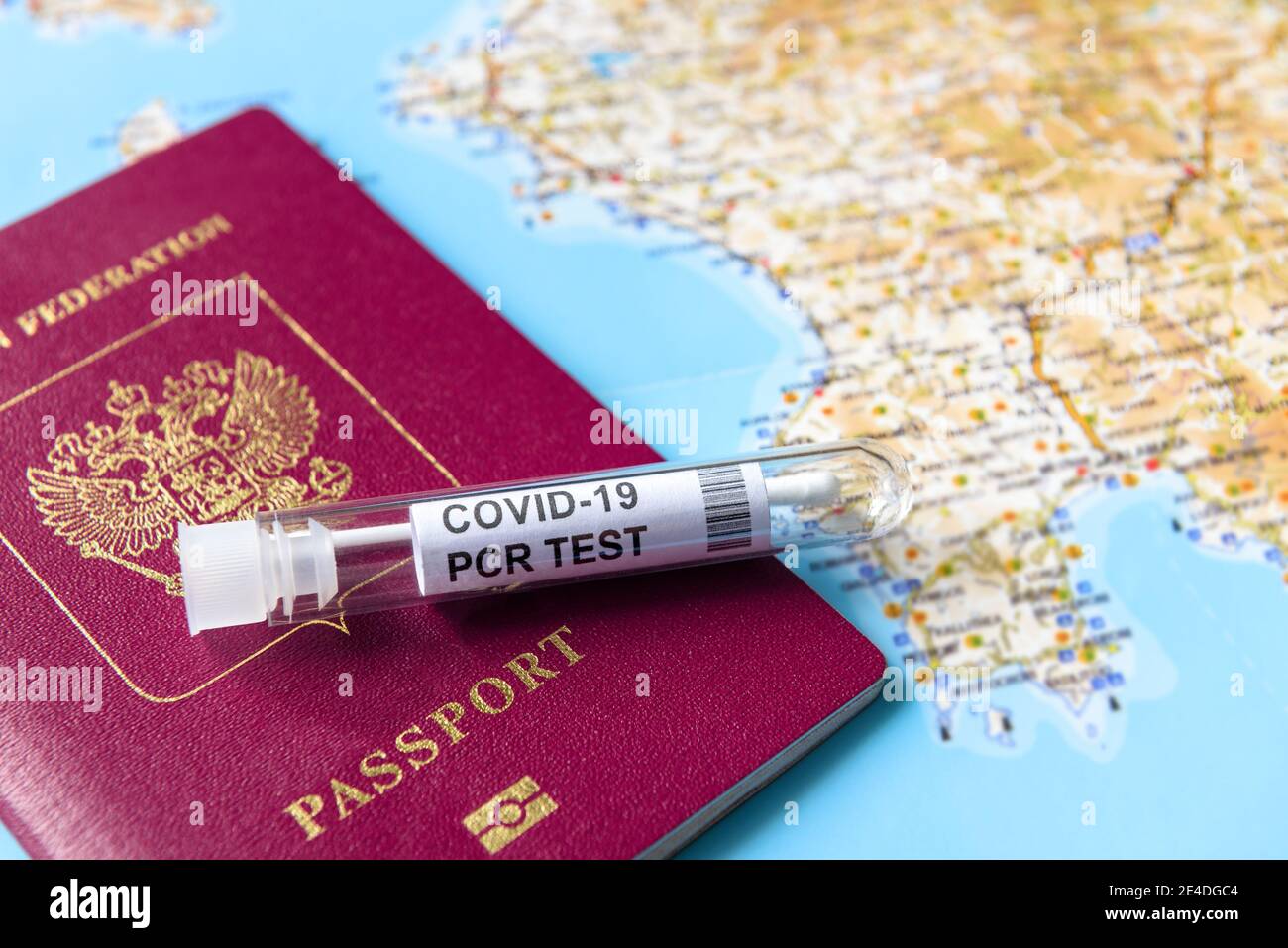 Coronavirus, voyage et test concept, tube pour test PCR COVID-19 et passeport sur carte touristique. Diagnostics COVID en raison de restrictions et de verrouillage. W Banque D'Images