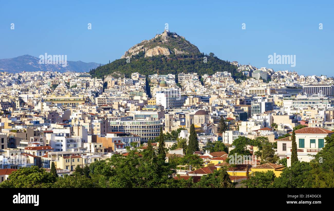 Panorama d'Athènes et du mont Lycabette, vue depuis la pente de l'Acropole, Grèce. Horizon et paysage urbain d'Athènes en été, colline rocheuse et boisée s'élève Banque D'Images
