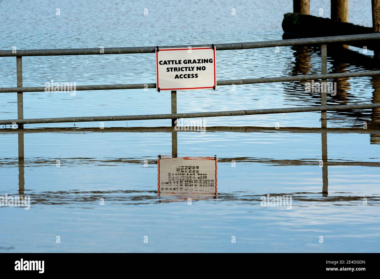 Panneau sur une porte dans l'eau d'inondation de la rivière Avon à Barford, Warwickshire, Angleterre, Royaume-Uni. Janvier 2021. Banque D'Images