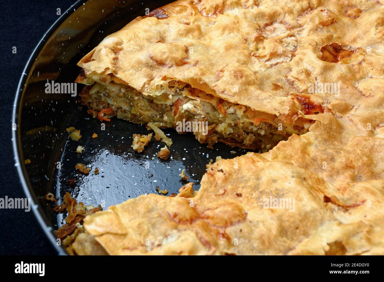 Délicieuse tarte à la viande maison de style grec dans un plat à rôtir noir Banque D'Images